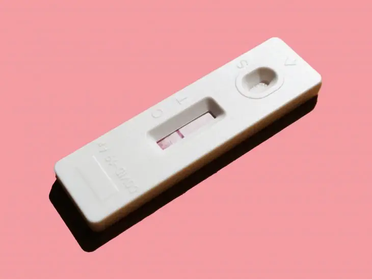 white pregnancy test showing 1 red line