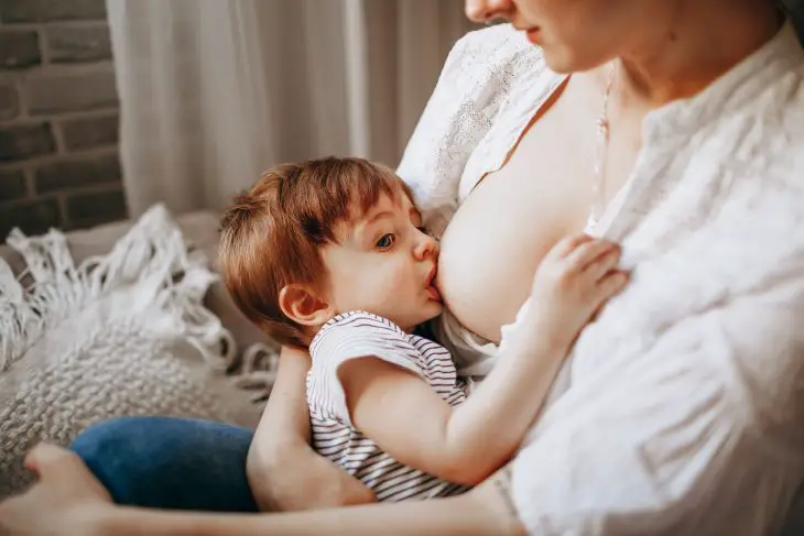 should you wear a bra to bed when breastfeeding